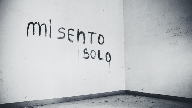 Scritta "mi sento solo"