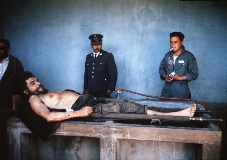 Marc Hutten, Il cadavere di Ernesto Guevara in una fotografia scattata il 10 ottobre 1967 a Vallegrande in Bolivia.