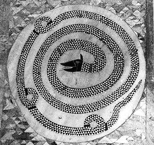 Mosaico raffigurante un serpente cornuto avvolto in spirale, XII secolo San Demetrio corone, Cosenza, chiesa di Sant'Adriano.