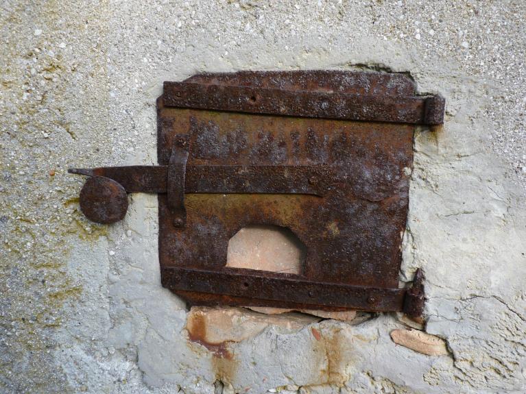 Il portello di metallo del vecchio pollaio.