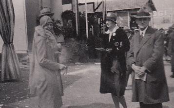 Charlotte Perriand e, dietro di lei, probabilmente Pierre Jeanneret, Ingrid Wallberg e, a destra, probabilmente Arvid Bjerke (architetto svedese che tra il 1928 e il 1935 aveva il proprio studio a Parigi) al padiglione della Nestlé, progettato dai cugini Jeanneret per la Fiera di Parigi del 1928.