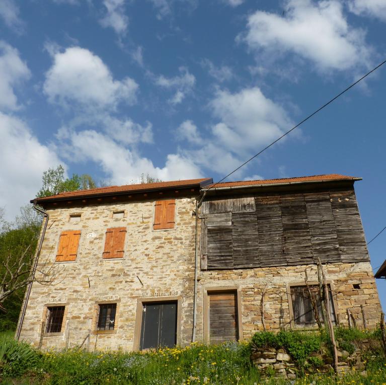 L'antica casa di famiglia in Valturcana.