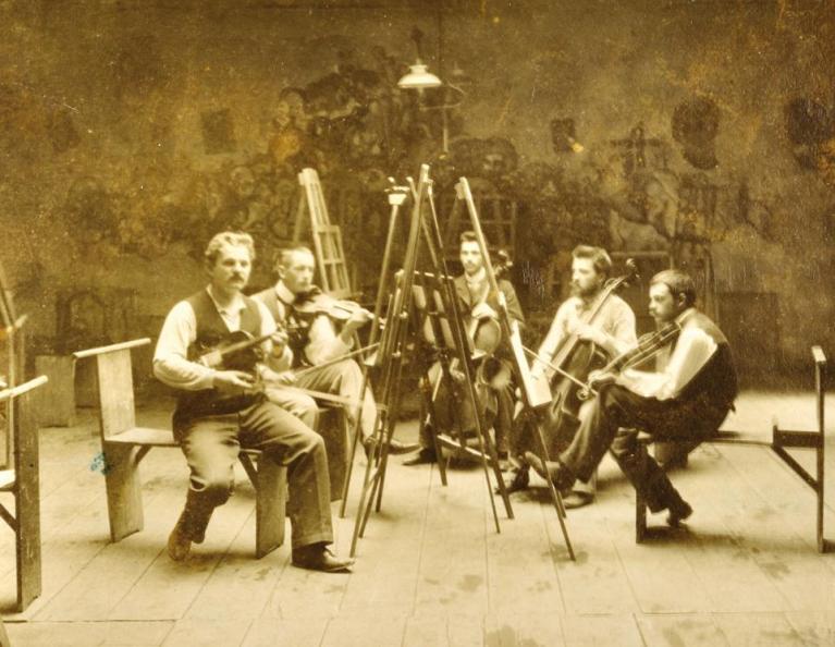 Paul Kless (il primo a destra) suona con gli amici.