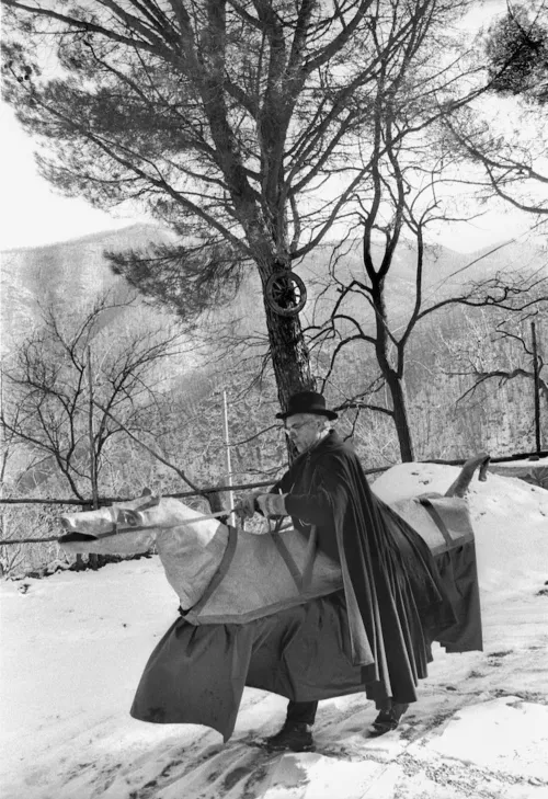 Giuliano Scabia sull’Alto Appennino verso il crinale fra Toscana ed Emilia, ph. Massimo Agus