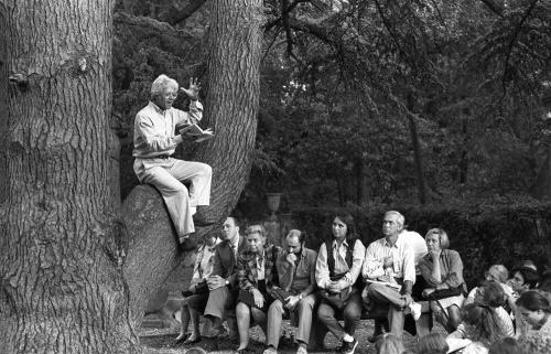 Giuliano Scabia racconta la sua commedia Teatro con bosco e animali su un albero, tra i colli di Firenze, 1990, ph. Massimo Agus