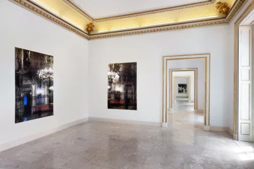 Veduta d’installazione Elisa Sighicelli Storie di Pietròfori e Rasomanti Museo Pignatelli, Napoli.