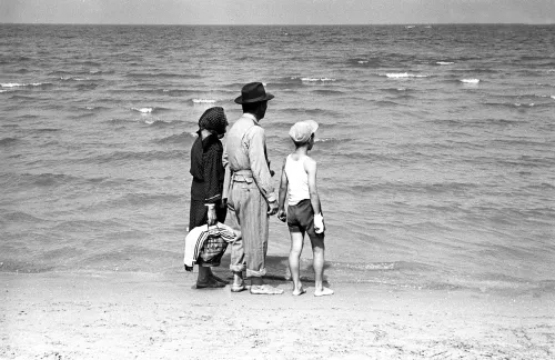 La prima volta al mare, Rimini, 1959 © Archivio Fotografico Paolo Di Paolo.