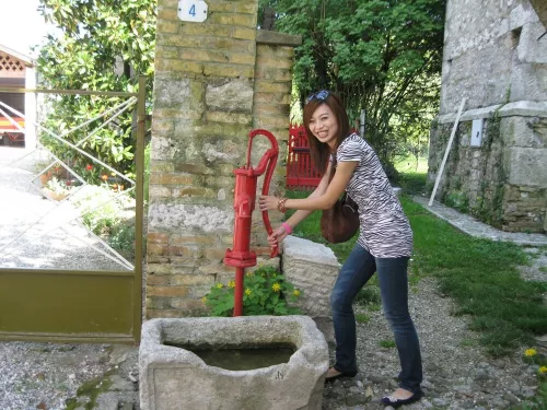 Cavenzano (UD). Attorno ai pozzi sorgevano le prime abitazioni, ecco la vecchia pompa d'acqua accanto alla chiesa. Dalla trasmissione Paese che vai, di tv Capodistria, a cura di Penelope Folin