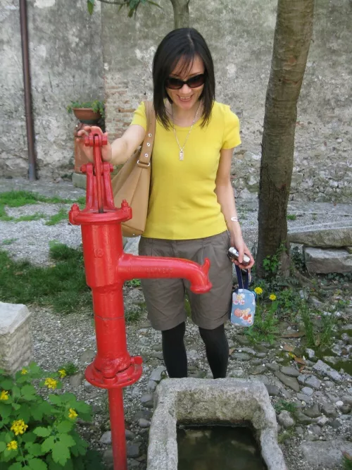Cavenzano (UD). Lu dice che sua nonna ne aveva una in Cina ma non era così bella. Dalla trasmissione Paese che Vai, di tv Capodistria, a cura di Penelope Folin.