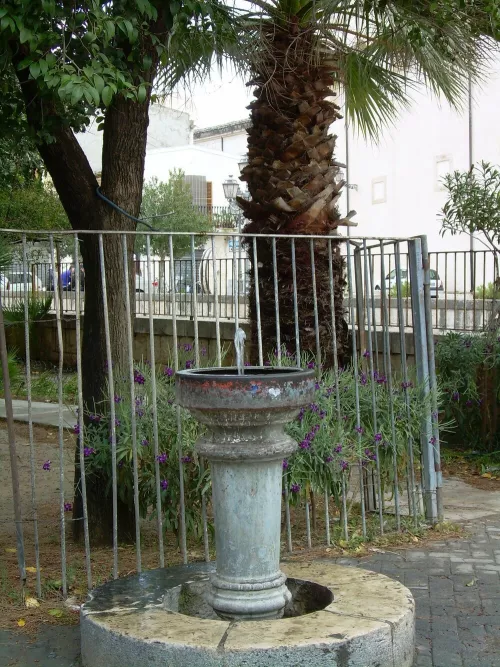 Il monaco. Corso Umberto I, Scicli (RG).