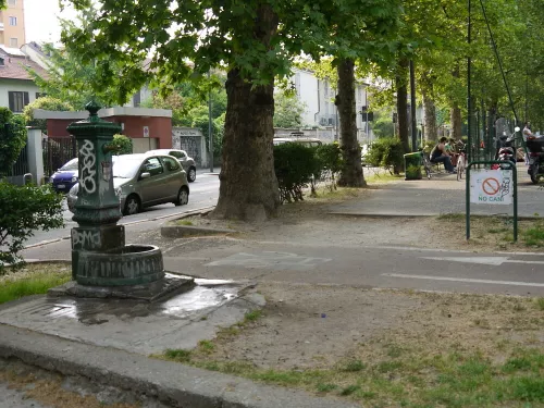 Vedovella di via Dezza, angolo via Lipari. Milano.