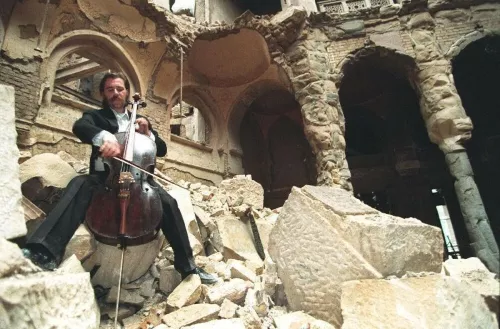 Vedran Samilovich suona l'Adagio di Albinoni nella Biblioteca di Sarajevo distrutta il 25 agosto 1992, pochi giorni dopo il bombardamento serbo