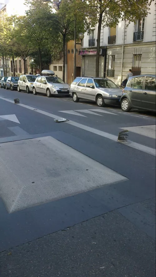 Avenue Reille. The foretold death of the plastic dividers. Image credit: Roberto Casati