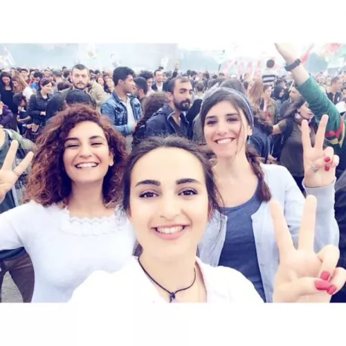 Uno degli scatti pubblicati a Suruc da Madersahî Barajyikan (utente twitter @dilrike)