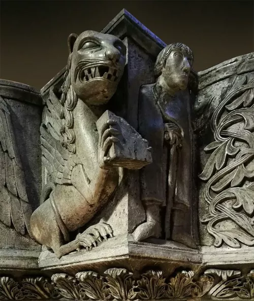 Ambone del XII secolo (primo quarto). Particolare con san Marco rappresentato da un leone alato che artiglia un codice. A lato del simbolo dell'evangelista un personaggio nel quale alcuni studiosi identificano l'abate Guglielmo da Volpiano.