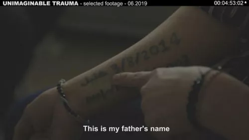 Il tatuaggio di una ragazza yazida salvata dalla prigionia dello Stato Islamico per ricordare i genitori e i fratelli uccisi (dal film: "Unimaginable Trauma").
