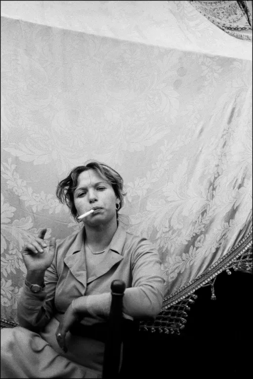 Letizia Battaglia, Donna che fuma, Catania, 1984.