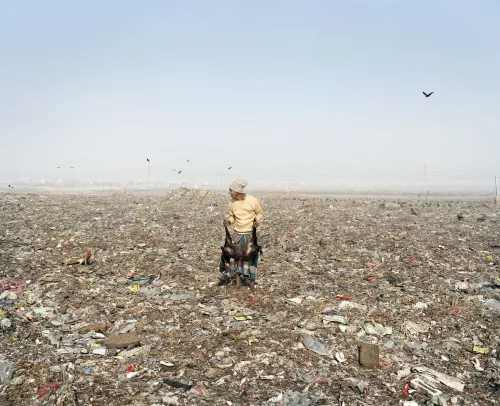 Jim Goldberg, Mezzogiorno di fuoco, discarica di Dhaka, Bangladesh, dalla serie “Open See”, 2007 © Jim Goldberg Courtesy of the artist, Pace/MacGill Gallery (NY), and Casemore Kirkeby (SF).