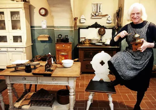 Charlotte nella cucina del museo.