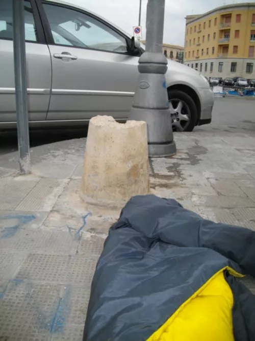 Fontanella dismessa Ripa della Posta. Oltrepassando i resti di un irriducibile saccopelista, rinveniamo nello stesso spiazzale di Ripa della Posta il basamento di quella che un gentile passante ci segnala come ennesima vittima della storica mattanza delle fontanelle.