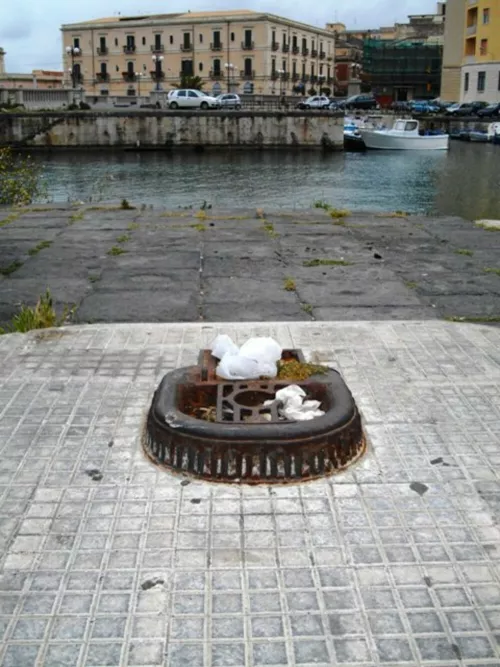 Fontanella dismessa Ripa della Posta. Ecco un fulgido esempio della abilità del Siracusano nel riqualificare. Qui un'ex fontanella è diventata un eccellente raccogli-sacchetti.