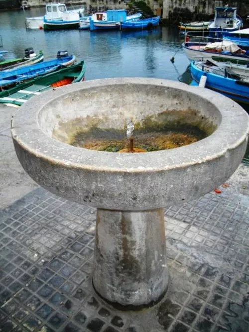 Fontanella di Riva Forte Gallo Ispirata con ogni evidenza alla tradizionale immagine del Santo Graal, questa fontanella miracolosamente funzionante è guardata con profondo rispetto dalla comunità locale.