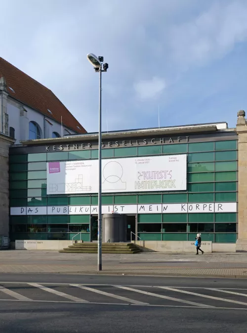 Marcello Maloberti, Publikum Kestner Gesellschaft Facade, Hannover, ph Thomas Ganznmuller.