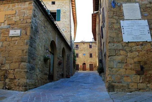 Per le vie del borgo, ph. Teatro Povero di Monticchiello