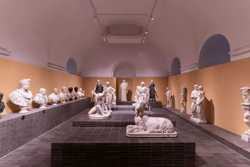 Allestimento - sezione IV. La collezione di antichità di Vincenzo Giustiniani (secolo XVII) (sala 7). Veduta d’insieme, ©Fondazione Torlonia/Electa/Bulgari PH Oliver Astrologo