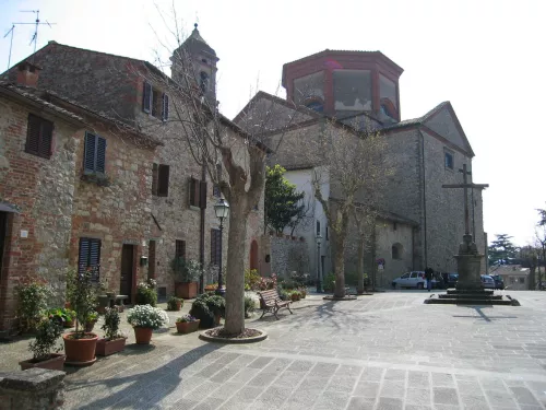 Piazza del Tribunale, Lucignano