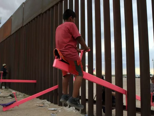 Virginia San fratello e Ronald Rael, Teeter trotter wall, 2019.